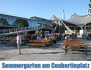 Sommergarten am Coubertinplatz im Olympiapark mit „Höllisch Hällische Grillstation“: Münchens erster Biergarten mit Spezialitäten direkt vom Holzkohlegrill (©Fotos: Martin Schmitz)